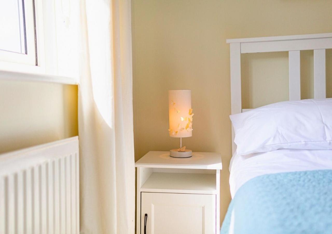 Hébergement de vacances 2 Bed House W/ Garden And Free Parking! *
