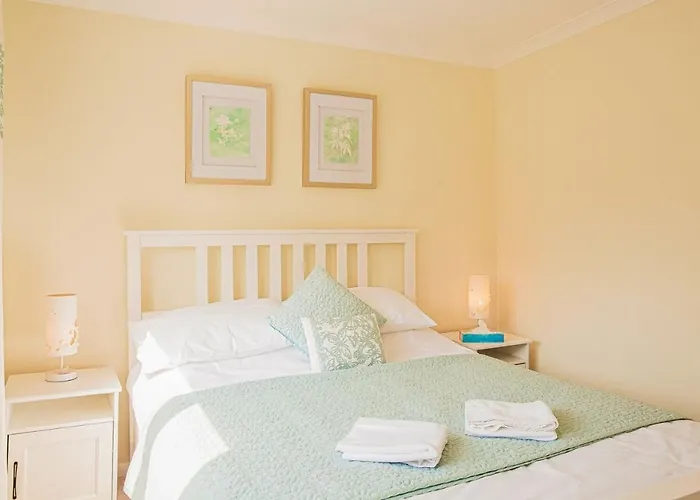 Central 2 Bed House W/ Garden And Free Parking!
