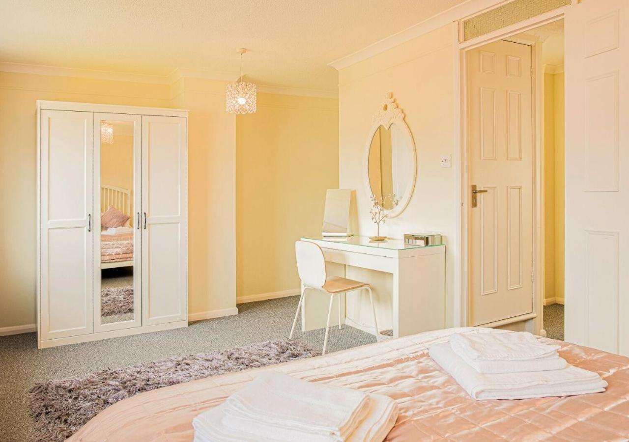 Дом отдыха 2 Bed House W/ Garden And Free Parking! Челтенхам